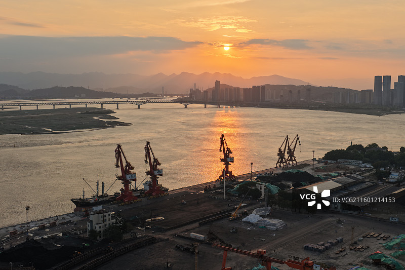 马尾港货运码头轮船装卸闽江马江黄昏日落图片素材
