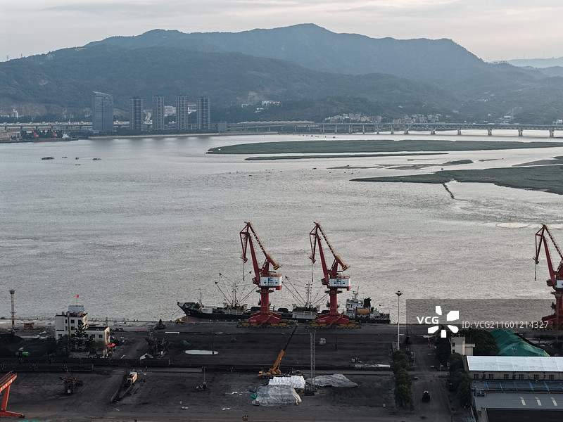 马尾港货运码头轮船装卸闽江马江黄昏日落图片素材
