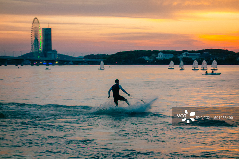 无锡蠡湖黄昏冲浪图片素材