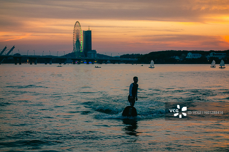 无锡蠡湖黄昏冲浪图片素材