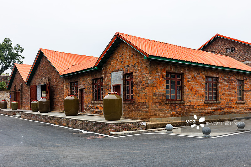利用旧厂房车间窖藏白酒成品存放的红砖仓库图片素材