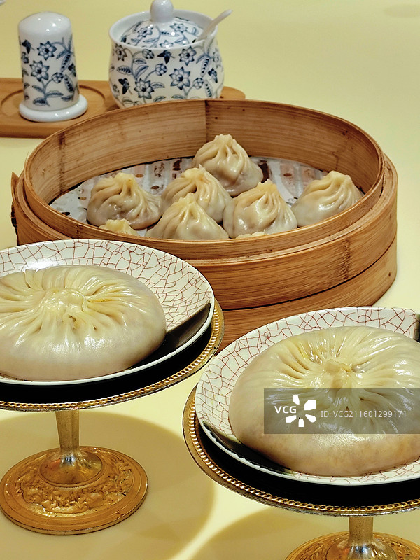 上海蟹黄汤包：桌上高视角食物特写镜头图片素材