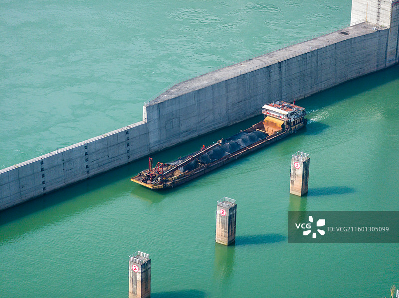 云南省昭通市水富市向家坝水电站升船机和引航道图片素材