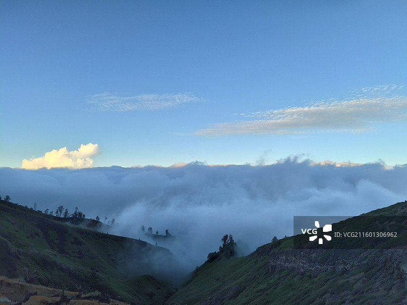 印度尼西亚外南梦岛伊真火山日出山涧云海图片素材
