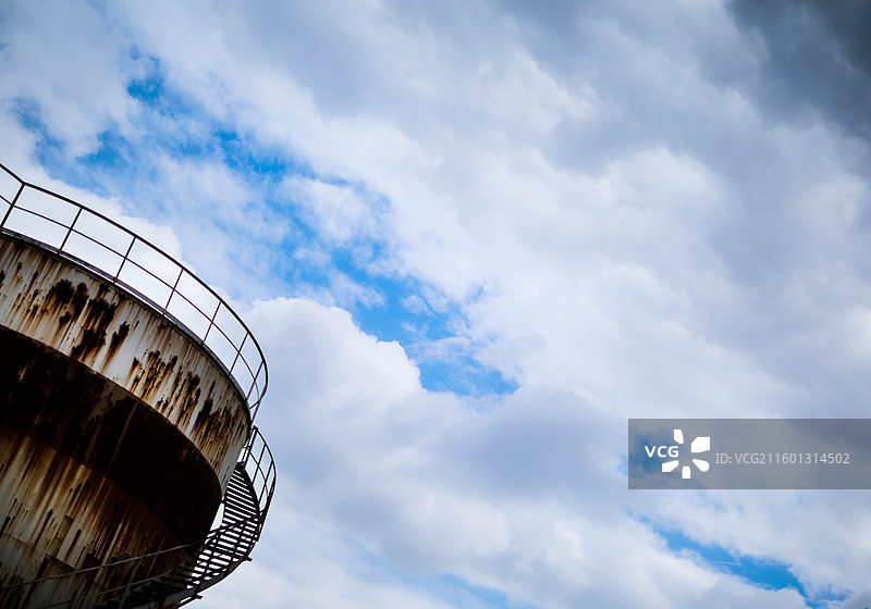 油罐顶观景平台风云变幻图片素材