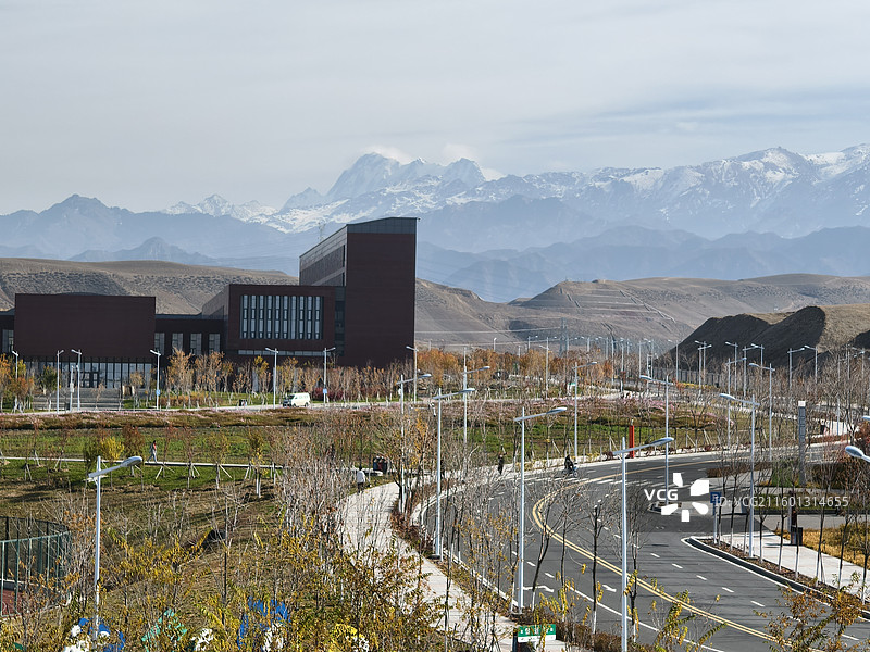 校园远眺博格达峰图片素材