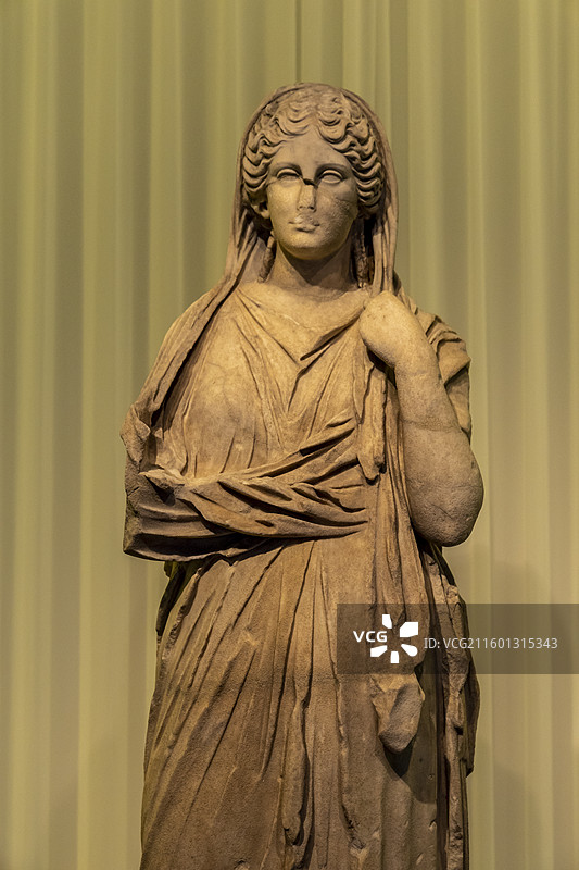 辽宁省博物馆“古罗马时期女性主题文物展”：戴头纱的贵妇人雕像（卡比托利欧博物馆—蒙特马尔蒂尼中心藏）图片素材