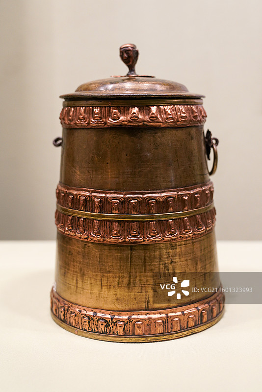 上海 上海历史博物馆 鄂尔多斯草原文化展 “九曲黄河 马背长歌”民国 铜奶桶图片素材