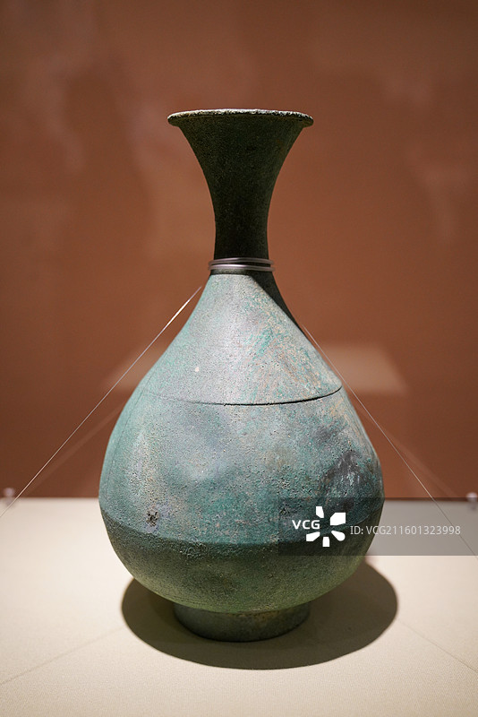 上海 上海历史博物馆 鄂尔多斯草原文化展 “九曲黄河 马背长歌”元代 银玉壶春瓶图片素材