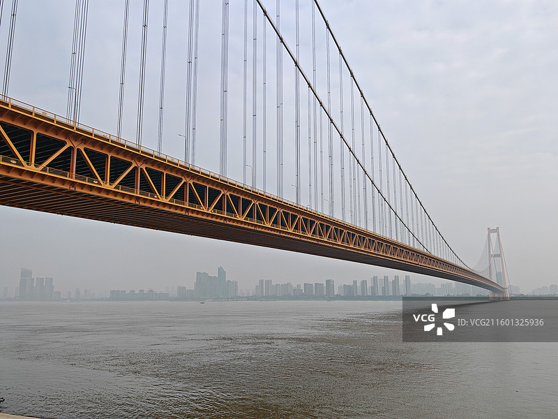雾气中的杨泗港长江大桥图片素材