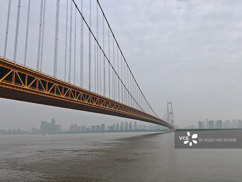 雾气中的杨泗港长江大桥图片素材