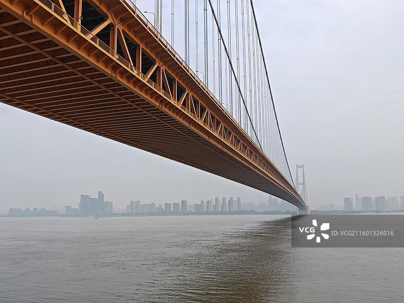 雾气中的杨泗港长江大桥图片素材