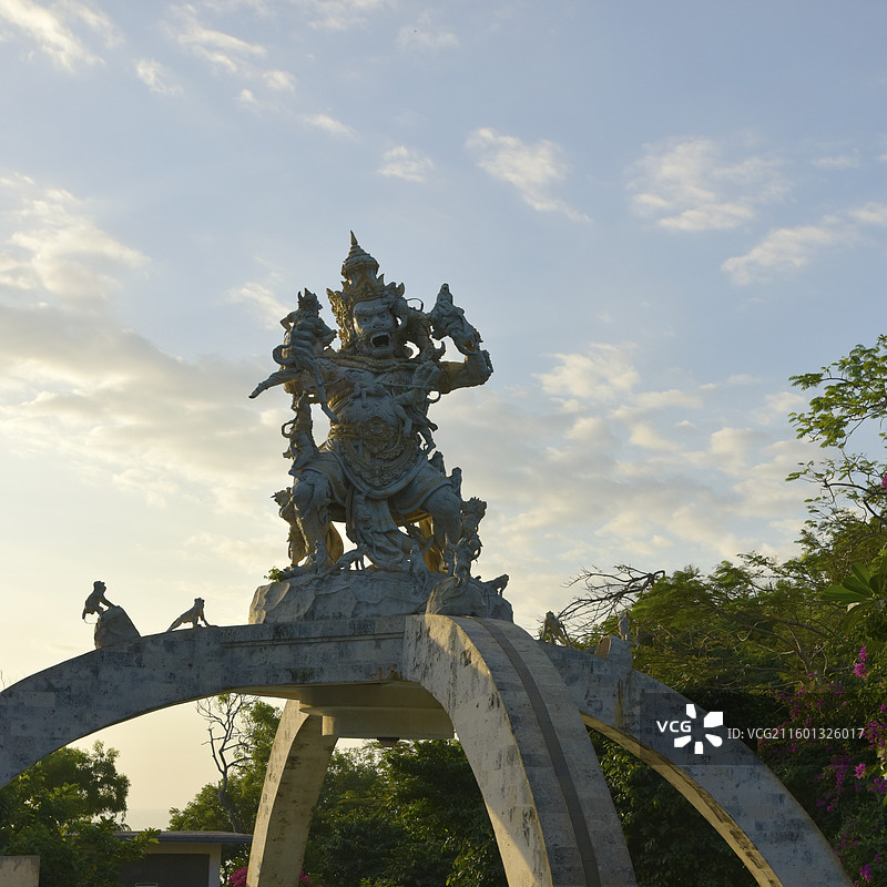 巴厘岛植物园里的库姆巴卡尔纳雕像图片素材
