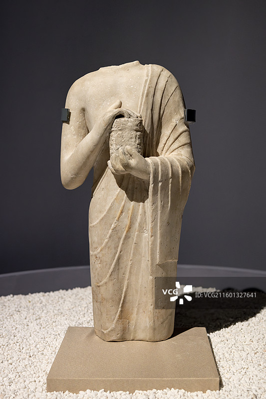 嘉德艺术中心-看见微笑-古青州地区造像艺术特展-白石弟子立像-北朝-博兴县博物馆藏图片素材