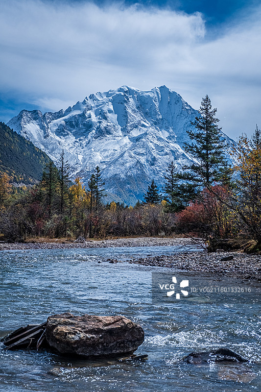 川西亚拉雪山风景图片素材