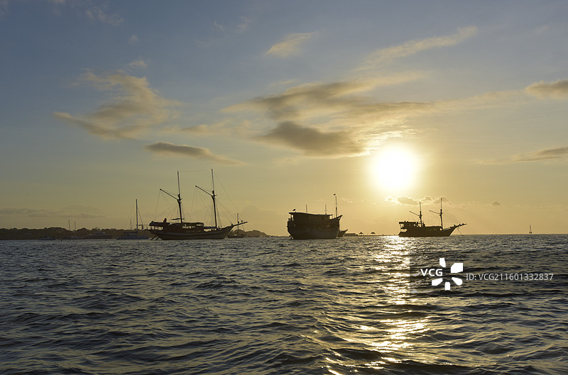 海上的渔船图片素材