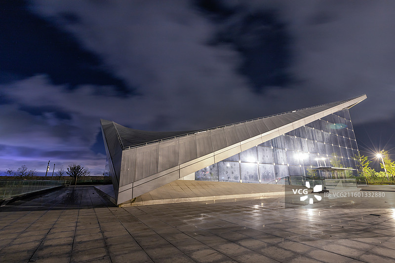现代城市建筑和空旷的广场图片素材