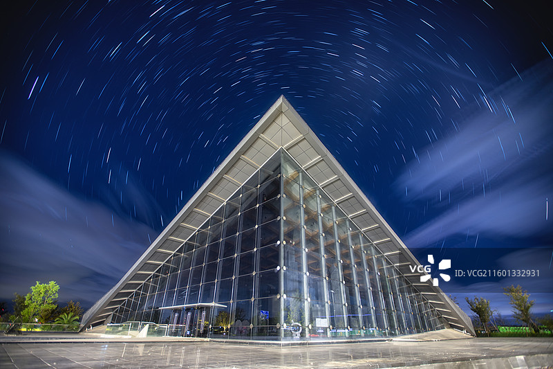 星空下的建筑结构图片素材