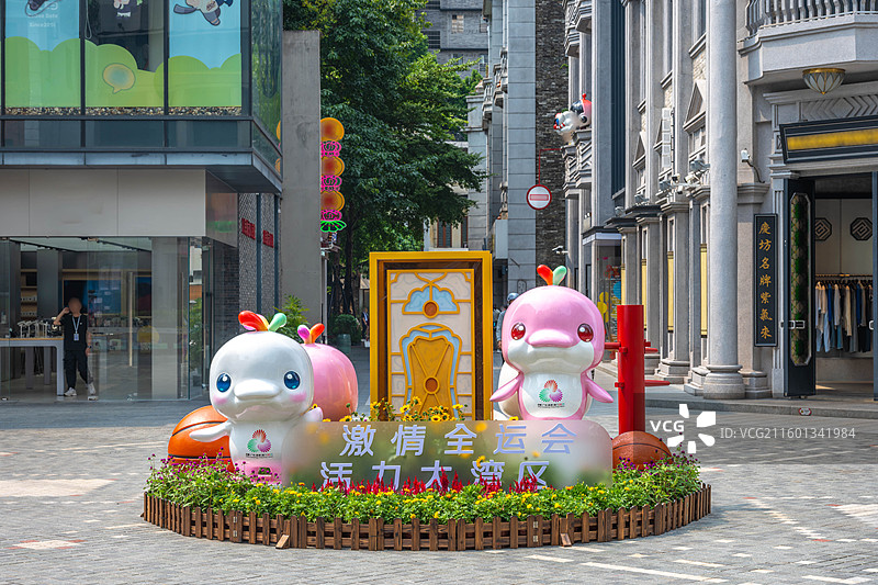 大湾区15运全运会吉祥物摆放在广州景点永庆坊内图片素材