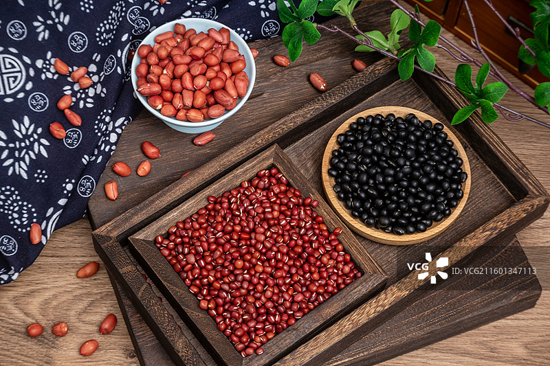 桌面盘子里装着红豆黑豆花生果实种子杂粮组合图片素材