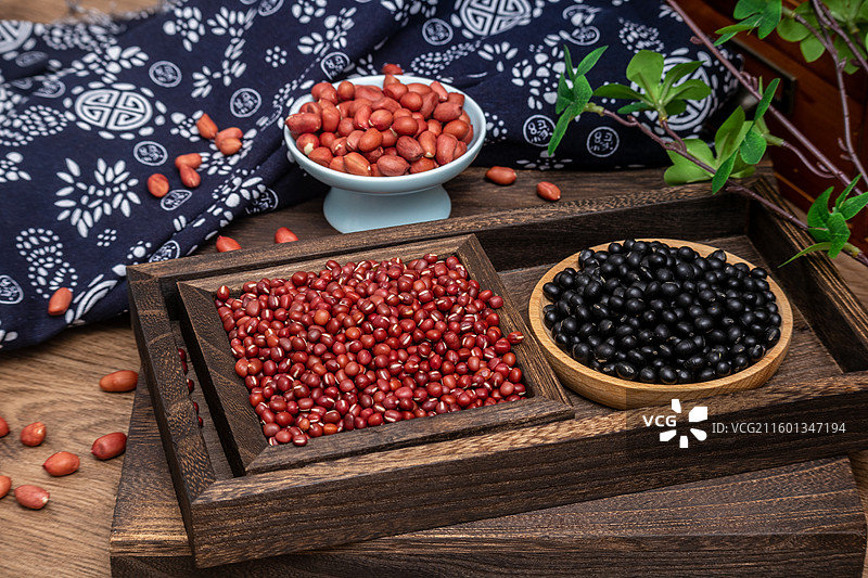 桌面盘子里装着红豆黑豆花生果实种子杂粮组合图片素材