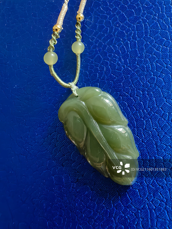 价格非常亲民的青海晴水料湖水绿和田玉图片素材