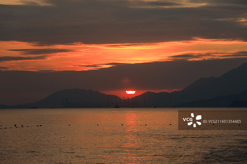深圳官湖沙滩海边日落，晚霞，金色海浪，夕阳，红日，剪影，火烧云，港口，黄昏图片素材