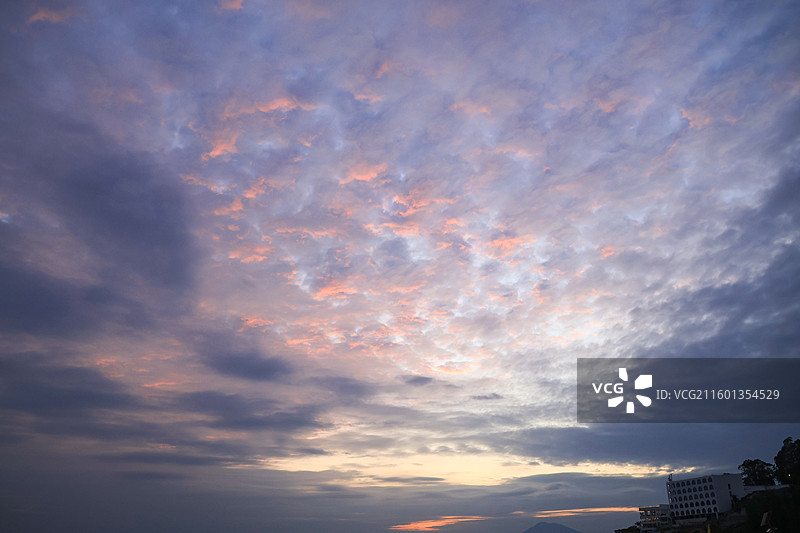 深圳官湖沙滩海边日落，晚霞，金色海浪，夕阳，红日，剪影，火烧云，港口，黄昏图片素材