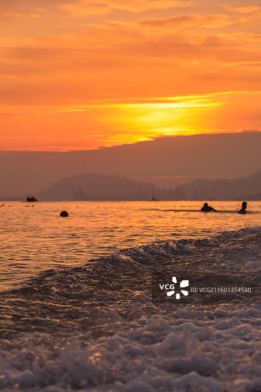 深圳官湖沙滩海边日落，晚霞，金色海浪，夕阳，红日，剪影，火烧云，港口，黄昏图片素材