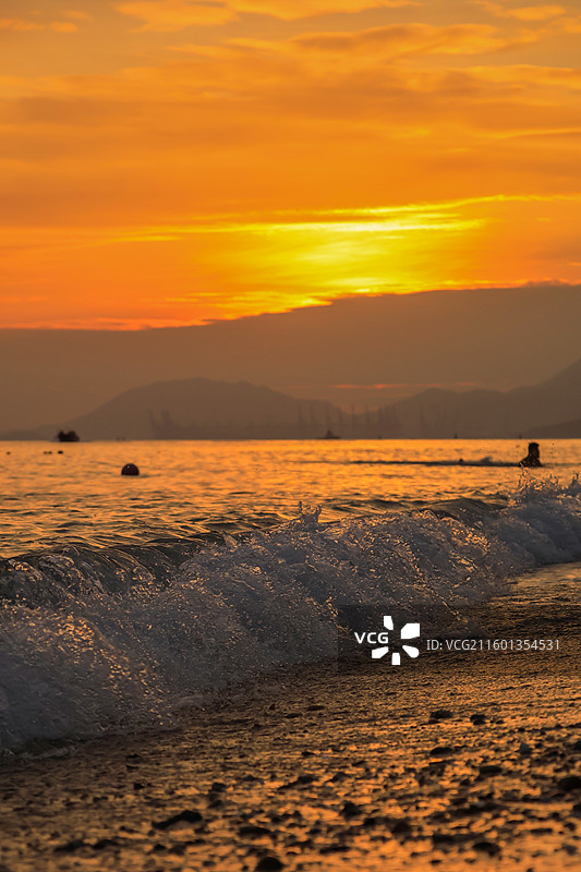 深圳官湖沙滩海边日落，晚霞，金色海浪，夕阳，红日，剪影，火烧云，港口，黄昏图片素材