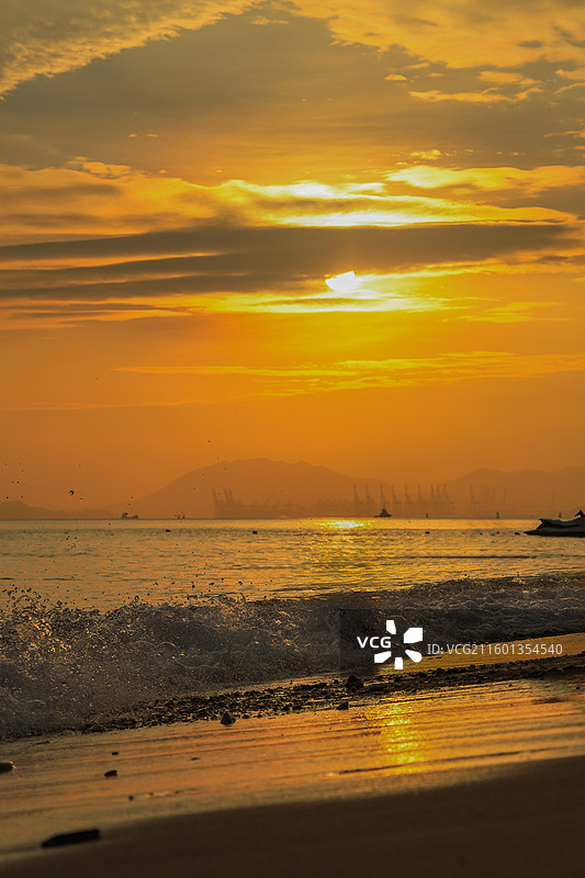 深圳官湖沙滩海边日落，晚霞，金色海浪，夕阳，红日，剪影，火烧云，港口，黄昏图片素材
