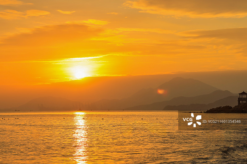 深圳官湖沙滩海边日落，晚霞，金色海浪，夕阳，红日，剪影，火烧云，港口，黄昏图片素材