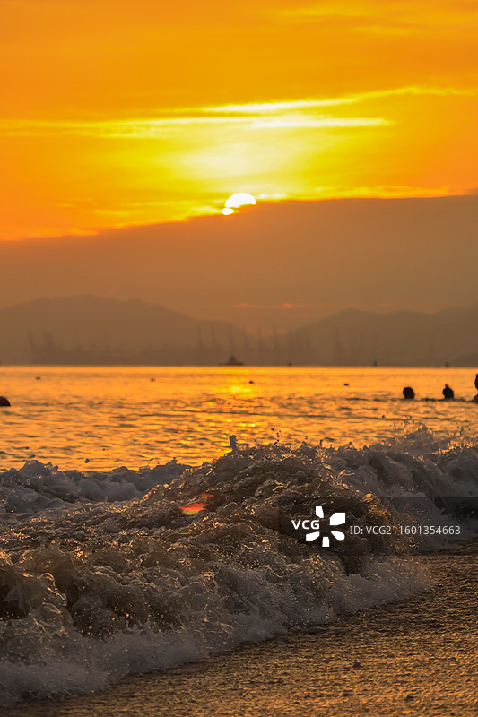 深圳官湖沙滩海边日落，晚霞，金色海浪，夕阳，红日，剪影，火烧云，港口，黄昏图片素材
