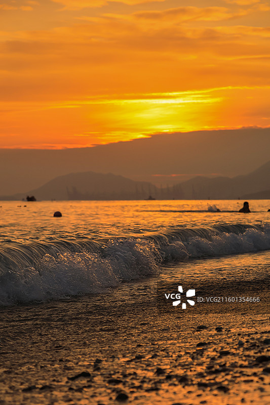 深圳官湖沙滩海边日落，晚霞，金色海浪，夕阳，红日，剪影，火烧云，港口，黄昏图片素材