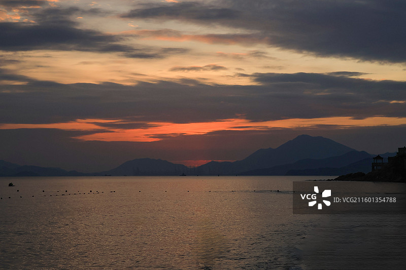 深圳官湖沙滩海边日落，晚霞，金色海浪，夕阳，红日，剪影，火烧云，港口，黄昏图片素材