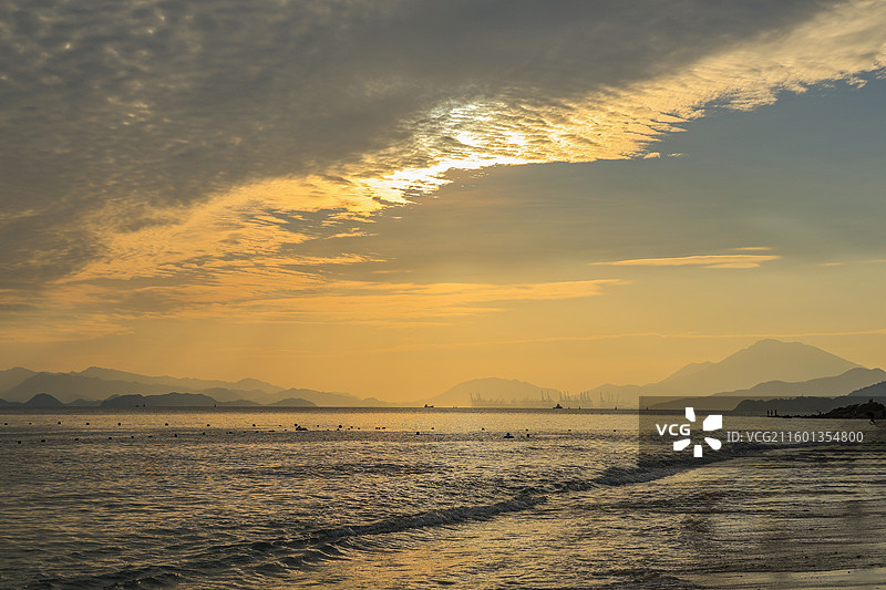 深圳官湖沙滩海边日落，晚霞，金色海浪，夕阳，红日，剪影，火烧云，港口，黄昏图片素材