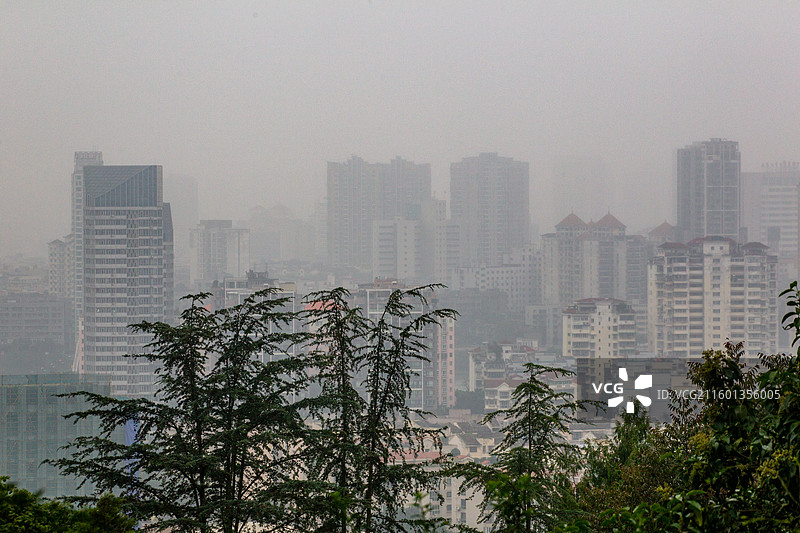 四川省绵阳市初冬时节雾天城市景象图片素材