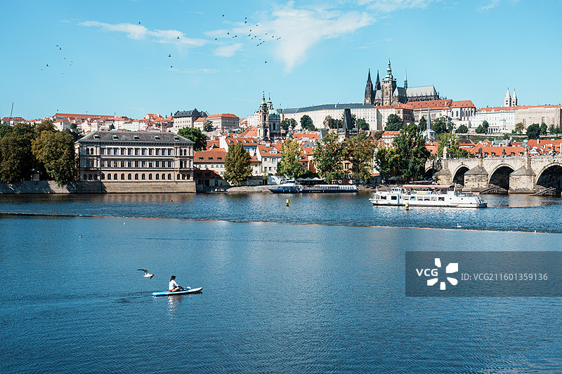 捷克布拉格划船人图片素材