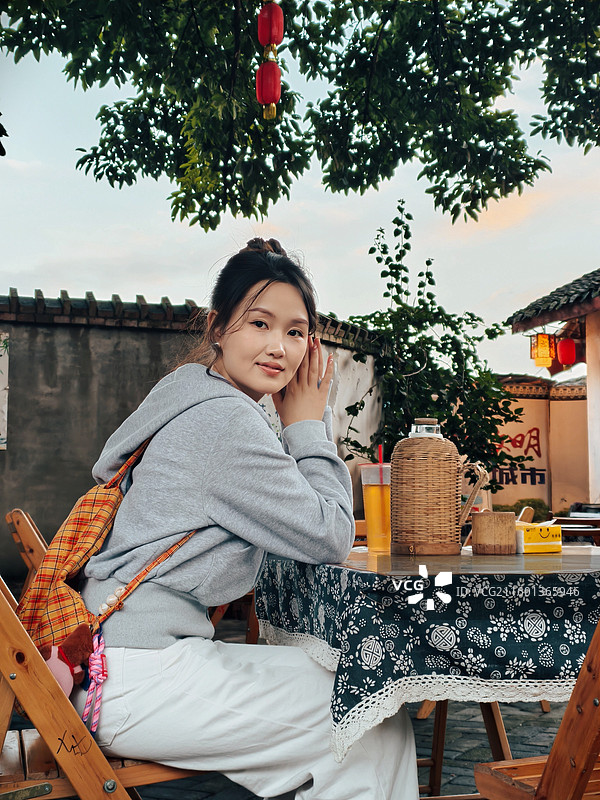 南充市阆中古城旅游景区人景合拍照04图片素材