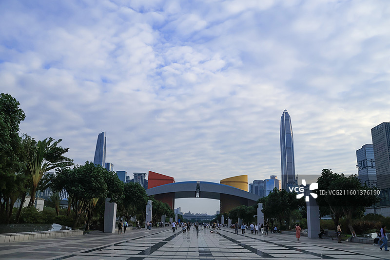 深圳福田莲花山公园的大鹏展翅，城市建筑，乳状云图片素材