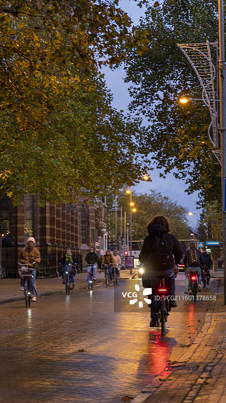 荷兰格罗宁格城市的傍晚夜景图片素材