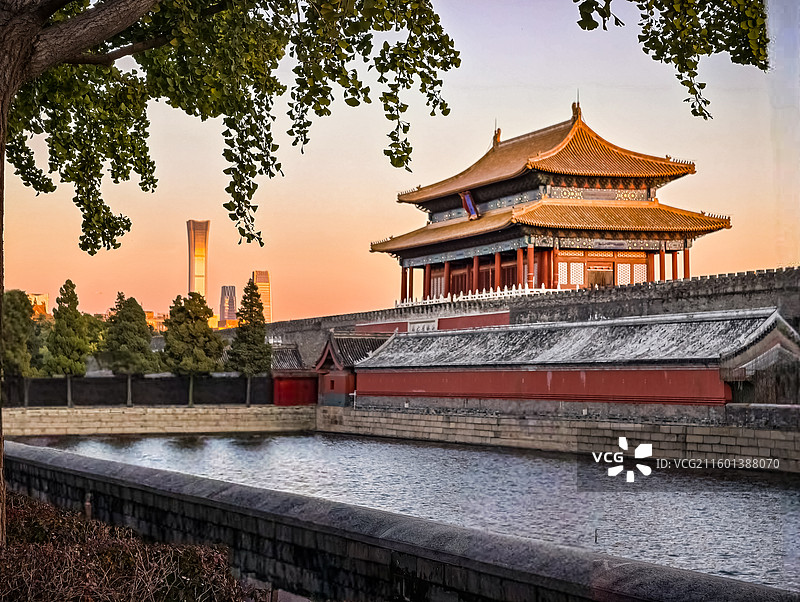 银杏低语，角楼与中国尊的黄昏交响图片素材