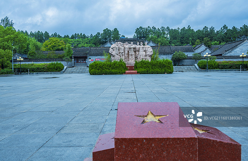河南桐柏县革命纪念馆/叶家大庄/中原局旧址——三军会师标志图片素材