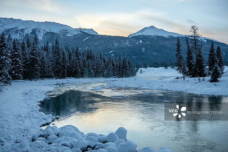 白雪皑皑的群山映衬下的湖景图片素材