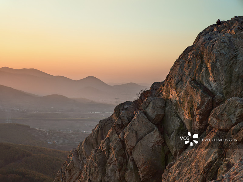 立冬节气，攀爬莒县屋楼崮看日出图片素材