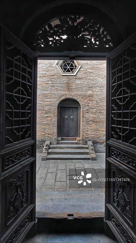 太原古县城《满江红》拍摄基地是五进式传统院落，保留电影道具与场景，可租古装沉浸式体验，是网红打卡地。图片素材