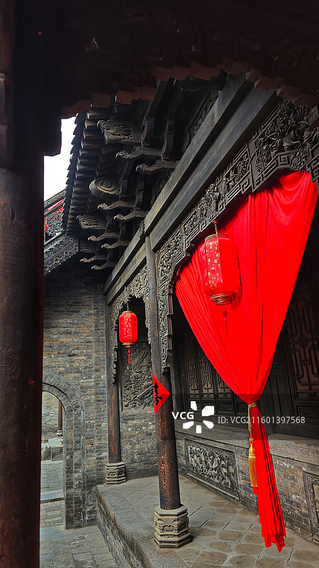 太原古县城《满江红》拍摄基地是五进式传统院落，保留电影道具与场景，可租古装沉浸式体验，是网红打卡地。图片素材