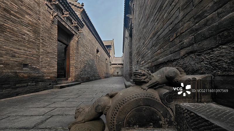 太原古县城《满江红》拍摄基地是五进式传统院落，保留电影道具与场景，可租古装沉浸式体验，是网红打卡地。图片素材
