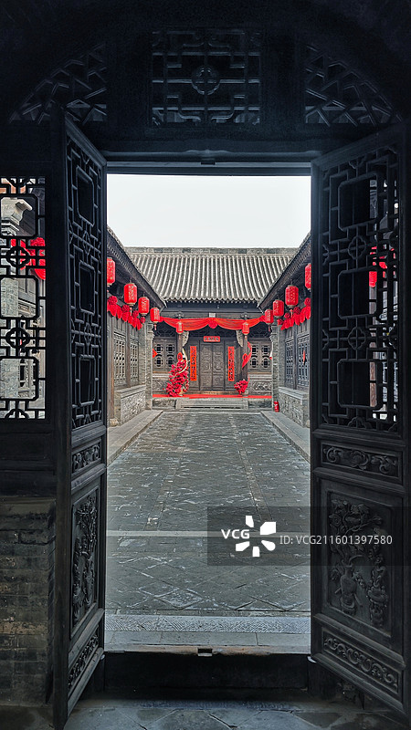 太原古县城《满江红》拍摄基地是五进式传统院落，保留电影道具与场景，可租古装沉浸式体验，是网红打卡地。图片素材