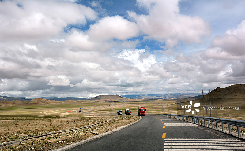 夏日西藏阿里羌塘革吉县沿途山峦湿地公路运输草原野驴图片素材